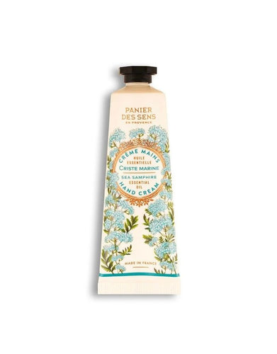 Belebender Meerfenchel Handcreme 30 ml von Panier Des Sens im handlichen Mini-Format. Die Handcreme pflegt die Hände intensiv mit Sheabutter, Olivenöl und ätherischem Meerfenchelöl, spendet Feuchtigkeit, macht die Haut geschmeidig und hinterlässt einen frischen, maritimen Duft. Verpackung wiederverwertbar, veganfreundlich, hergestellt in Frankreich.