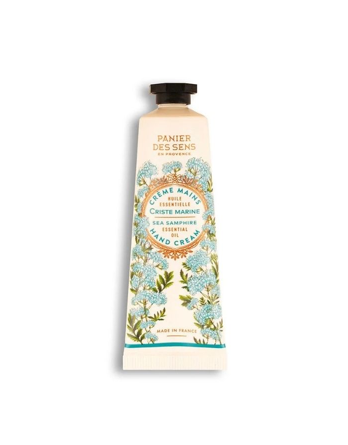 Belebender Meerfenchel Handcreme 30 ml von Panier Des Sens im handlichen Mini-Format. Die Handcreme pflegt die Hände intensiv mit Sheabutter, Olivenöl und ätherischem Meerfenchelöl, spendet Feuchtigkeit, macht die Haut geschmeidig und hinterlässt einen frischen, maritimen Duft. Verpackung wiederverwertbar, veganfreundlich, hergestellt in Frankreich.