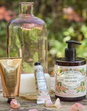 Laden Sie das Bild in den Galerie-Viewer, Handcreme Spritzige Rosengeranie 30ml von Panier Des Sens, Mini-Handcreme mit Olivenöl und Rosengeranie Absolue für hydratisierte, weich duftende Hände.

