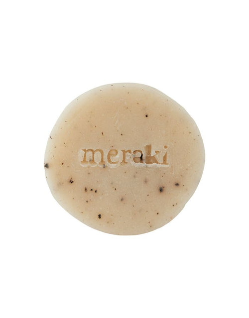 Runde Peelingseife von Meraki mit Sesam-Peeling und ätherischen Ölen aus Pfefferminze, Zedernholz und Eukalyptus.