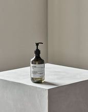 Laden Sie das Bild in den Galerie-Viewer, Meraki Handseife Silky Mist im Pumpspender – milde Reinigung mit frischem Duft von Gurke und Apfelblüte.
