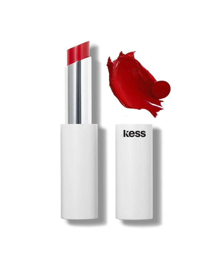 Alt Text (DE): Roter Lippenstift in elegantem Design von Kess Berlin, seidenmattes Finish in der Nuance Royal Red.