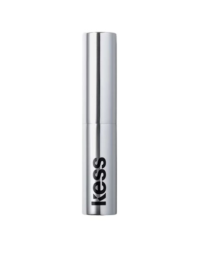 Wiederverwendbares Concealer Stick Case von Kess Berlin aus Aluminium – minimalistisches, nachhaltiges Design für den Concealer Stick Refill.