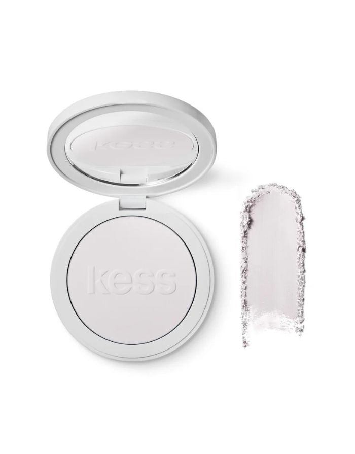 Transparentes Kompaktpuder von Kess Berlin mit Soft-Focus-Effekt für ein natürlich mattes Finish.

