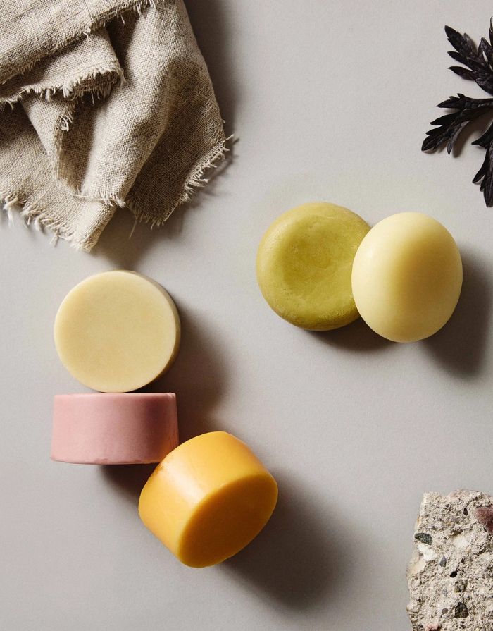 Amalie Rosalie vegane Shampoo-Bar mit Brokkolisamenöl sowie Rose und Jasmin für normales bis trockenes Haar.