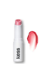Laden Sie das Bild in den Galerie-Viewer, Natürlich pflegender Triple Tint Lip Balm Kiss von Kess Berlin mit zartem Kirschton
