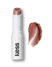 Laden Sie das Bild in den Galerie-Viewer, Natürlich pflegender Triple Tint Lip Balm Naked von Kess Berlin mit zartem Braunton
