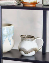 Laden Sie das Bild in den Galerie-Viewer, Graues Steingut-Milchkännchen mit reaktiver Glasur von Bloomingville
