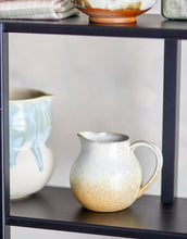 Laden Sie das Bild in den Galerie-Viewer, Naturfarbenes Steingut-Milchkännchen mit reaktiver Glasur von Bloomingville
