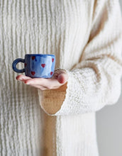 Laden Sie das Bild in den Galerie-Viewer, Kleine blaue Steingut-Tasse mit roten Herzen von Bloomingville MINI
