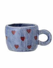 Laden Sie das Bild in den Galerie-Viewer, Kleine blaue Steingut-Tasse mit roten Herzen von Bloomingville MINI
