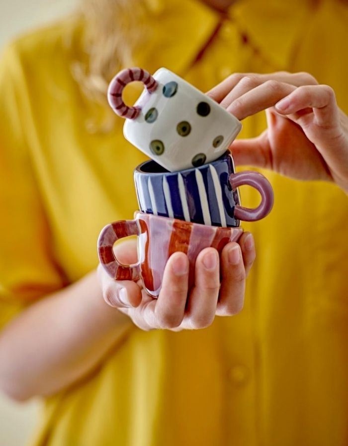Kleine gestreifte Steingut-Tasse in Blau mit rosa Henkel von Bloomingville