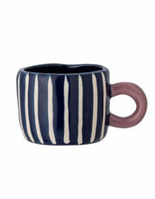 Laden Sie das Bild in den Galerie-Viewer, Kleine gestreifte Steingut-Tasse in Blau mit rosa Henkel von Bloomingville
