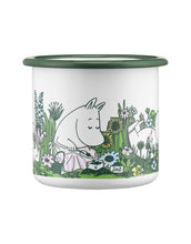 Laden Sie das Bild in den Galerie-Viewer, Emaillebecher Moomin In the Garden von Muurla, 3,7 dl, Moomin-Motiv, spülmaschinengeeignet, für drinnen &amp; draußen
