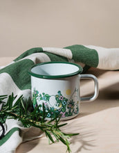Laden Sie das Bild in den Galerie-Viewer, Emaillebecher Moomin In the Garden von Muurla, 3,7 dl, Moomin-Motiv, spülmaschinengeeignet, für drinnen &amp; draußen
