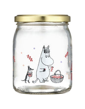 Laden Sie das Bild in den Galerie-Viewer, Glas mit Schraubdeckel Moomin 0,5 L von Muurla, luftdicht verschließbar, mit Moomin-Motiv, inkl. Stickeretiketten, spülmaschinenfest
