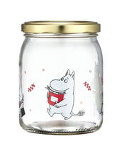 Laden Sie das Bild in den Galerie-Viewer, Glas mit Schraubdeckel Moomin 0,5 L von Muurla, luftdicht verschließbar, mit Moomin-Motiv, inkl. Stickeretiketten, spülmaschinenfest
