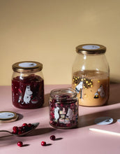 Laden Sie das Bild in den Galerie-Viewer, Glas mit Schraubdeckel Moomin 1L von Muurla, luftdicht verschließbar, mit Moomin-Motiv, inkl. Stickeretiketten, spülmaschinenfest
