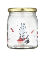 Laden Sie das Bild in den Galerie-Viewer, Glas mit Schraubdeckel Moomin 0,5 L von Muurla, luftdicht verschließbar, mit Moomin-Motiv, inkl. Stickeretiketten, spülmaschinenfest

