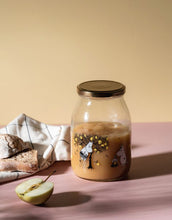 Laden Sie das Bild in den Galerie-Viewer, Glas mit Schraubdeckel Moomin 1L von Muurla, luftdicht verschließbar, mit Moomin-Motiv, inkl. Stickeretiketten, spülmaschinenfest
