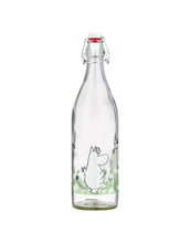 Laden Sie das Bild in den Galerie-Viewer, Glasflasche Moomin Meadow von Muurla mit Moomin-Illustration, 1 Liter, luftdichter Bügelverschluss, spülmaschinenfest
