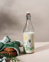 Laden Sie das Bild in den Galerie-Viewer, Glasflasche Moomin Meadow von Muurla mit Moomin-Illustration, 1 Liter, luftdichter Bügelverschluss, spülmaschinenfest
