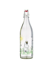 Laden Sie das Bild in den Galerie-Viewer, Glasflasche Moomin Meadow von Muurla mit Moomin-Illustration, 1 Liter, luftdichter Bügelverschluss, spülmaschinenfest
