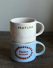 Laden Sie das Bild in den Galerie-Viewer,  SISI House of Style Henkelbecher Matcha, off-white mit grünem Schriftzug, handgefertigt, 9 x 9 x 7 cm.
