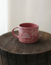 Laden Sie das Bild in den Galerie-Viewer, SISI House of Style Henkelbecher My first Coffee in Pink mit weißem Schriftzug, handgefertigt, 9 x 9 x 7 cm.
