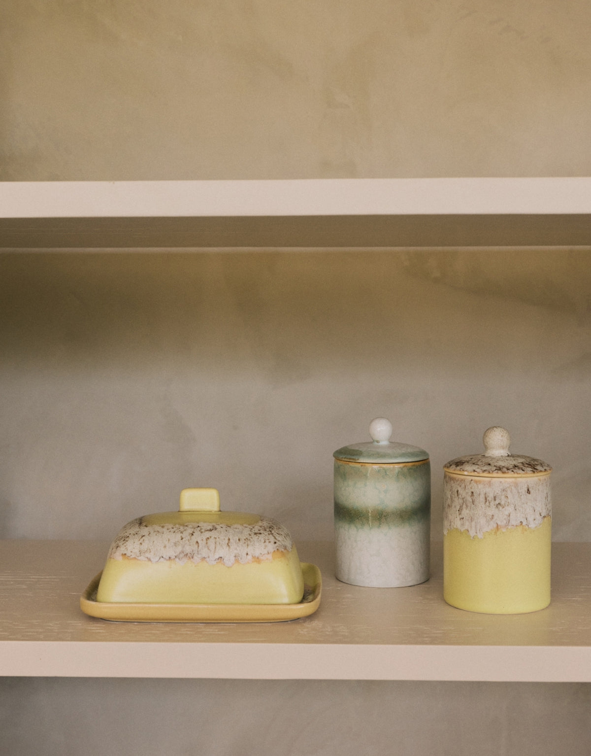  Kleine Aufbewahrungsdose Lotus aus der 70s Ceramics Kollektion von HKliving aus glasiertem Steingut in Multicolour mit Deckel.