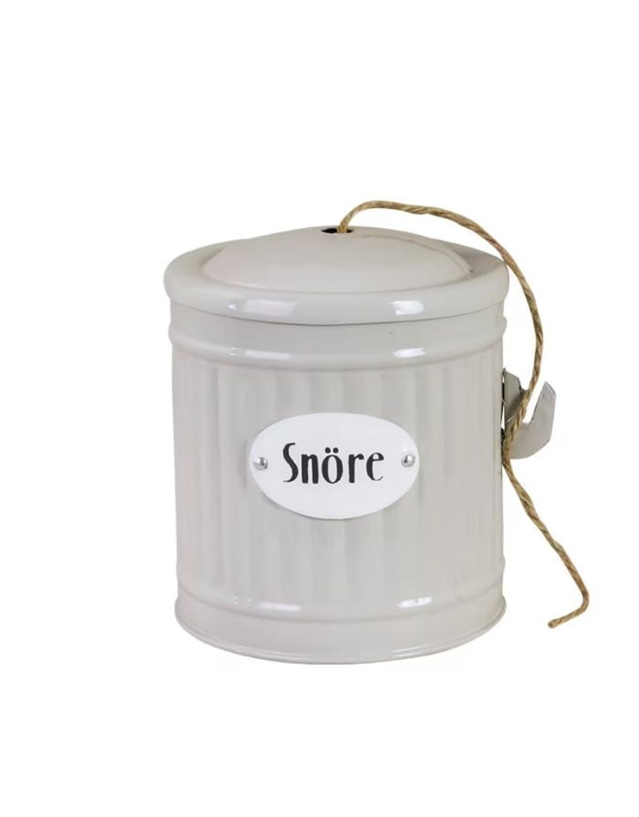 Beige Hugo Snöre Dose von Strömshaga, Ø 10,3 x H 11,5 cm, handbemalt, praktische Aufbewahrung für Schnüre, dekorativer Retro-Look als Freisteller von vorne mit Band darin