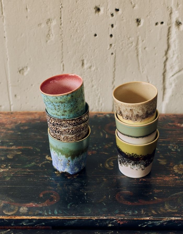 Mehrfarbiger HKliving 70s Ceramics Coffee Mug aus glasiertem Steingut in kompakter Form mit charakteristischer Retro-Glasur.