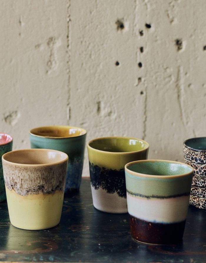Mehrfarbiger HKliving 70s Ceramics Coffee Mug aus glasiertem Steingut in kompakter Form mit charakteristischer Retro-Glasur.