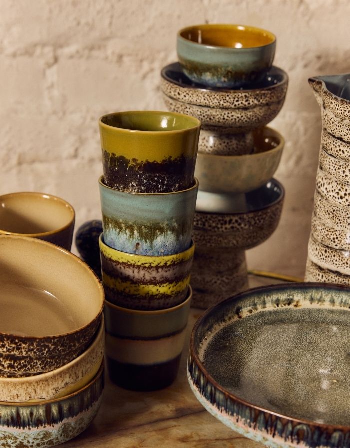 Mehrfarbiger HKliving 70s Ceramics Coffee Mug aus glasiertem Steingut in kompakter Form mit charakteristischer Retro-Glasur.