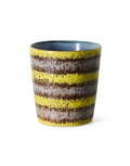 Mehrfarbiger HKliving 70s Ceramics Coffee Mug aus glasiertem Steingut in kompakter Form mit charakteristischer Retro-Glasur.