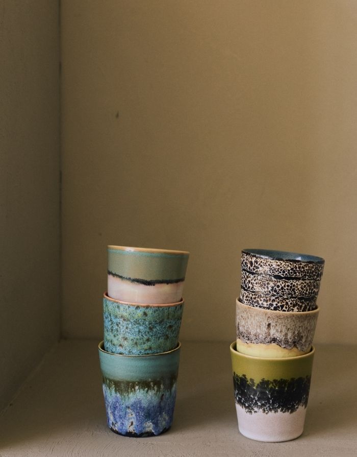 Mehrfarbiger HKliving 70s Ceramics Coffee Mug aus glasiertem Steingut in kompakter Form mit charakteristischer Retro-Glasur.
