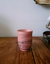Laden Sie das Bild in den Galerie-Viewer, rtist Smooth Mug – kreative, unregelmäßige Glasur, 7,2 cm Durchmesser
