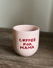 Laden Sie das Bild in den Galerie-Viewer, SISI House of Style Becher Coffee for mama, beige mit burgunderrotem Schriftzug, handgefertigt, 8 x 8 x 8 cm.
