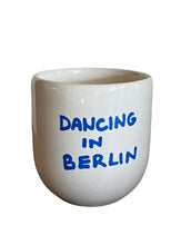 Laden Sie das Bild in den Galerie-Viewer, SISI House of Style Becher Dancing in Berlin weiß mit blauem Schriftzug, handgefertigt, 8 x 8 x 8 cm.
