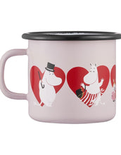 Laden Sie das Bild in den Galerie-Viewer, Rosa Emaillebecher Moomin Heart von Muurla, 2,5 dl, mit Herzmotiv, langlebig und leicht, spülmaschinengeeignet, nicht mikrowellengeeignet.
