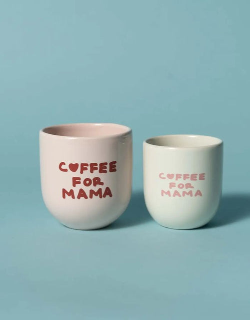 Espresso Becher Coffee for Mama in Weiß und Becher Miss Perfect in Rosa von SISI House of Style – Größenvergleich vor hellblauem Hintergrund