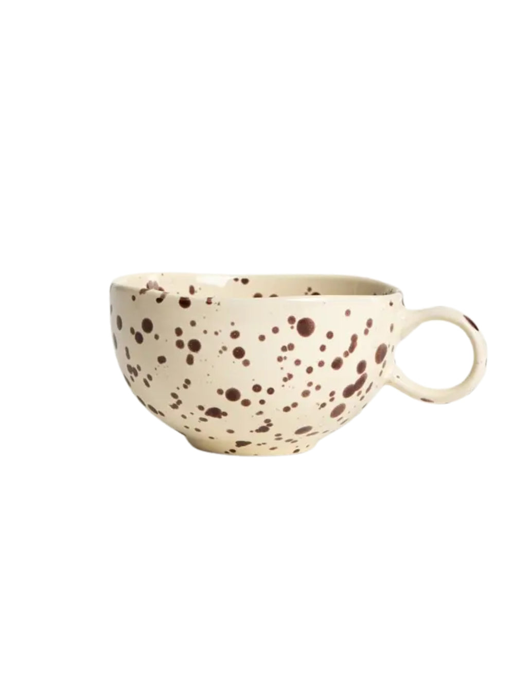 Becher Kenki von HOMLA in Ecru, 300 ml großer Keramikbecher aus Steingut mit unregelmäßigen schwarzen Sprenkeln, abgerundeter Form und individueller reaktiver Glasur.