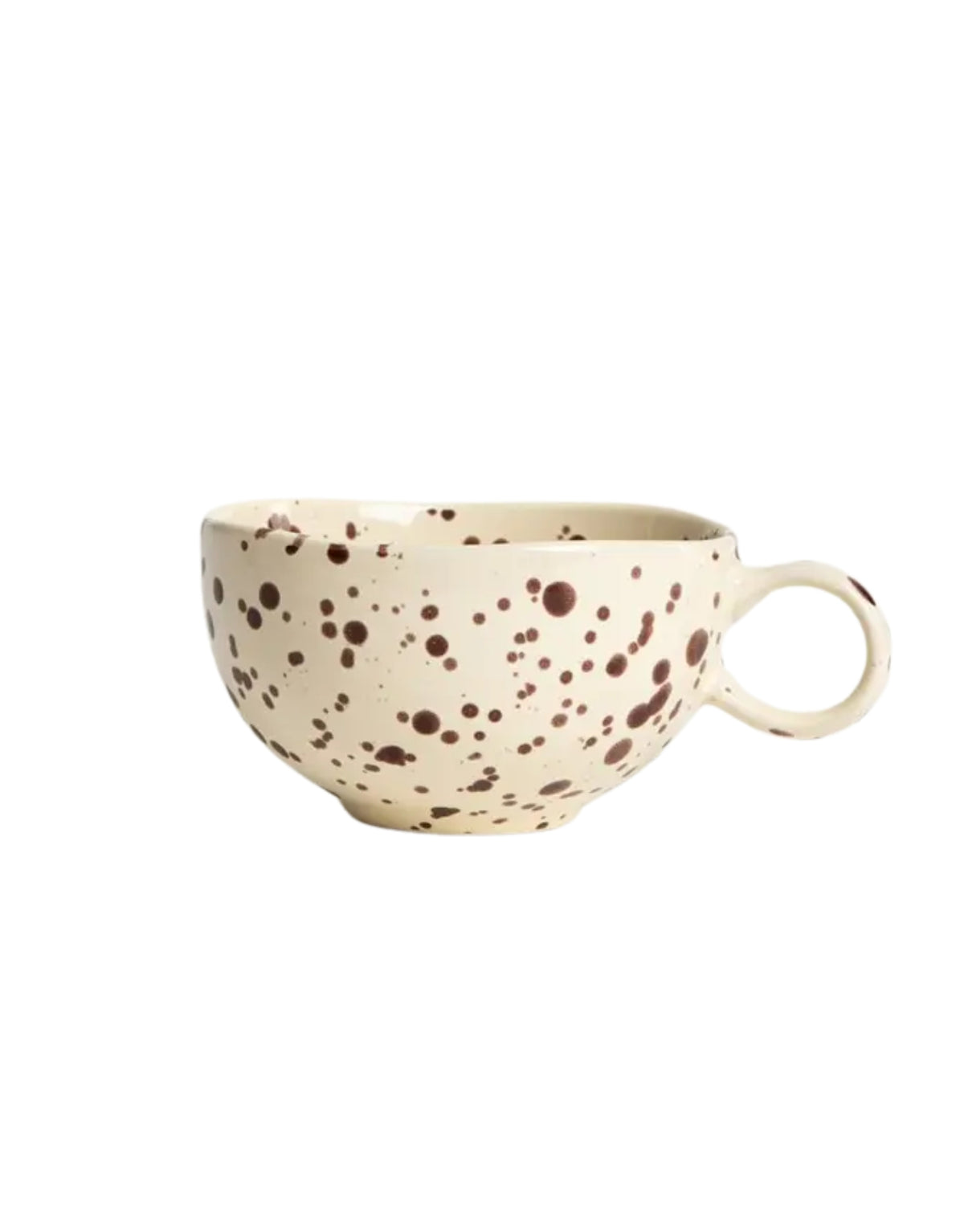 Becher Kenki von HOMLA in Ecru, 300 ml großer Keramikbecher aus Steingut mit unregelmäßigen schwarzen Sprenkeln, abgerundeter Form und individueller reaktiver Glasur.