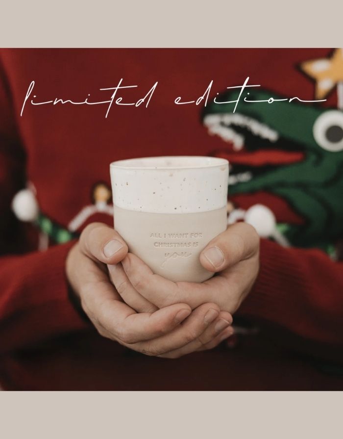 Becher Limited Edition All I Want for Christmas von Eulenschnitt aus handgefertigtem Steingut mit Schriftzug „All I want for Christmas is you“, 8,5 × 9,5 cm, ca. 320 ml, spülmaschinenfest und mikrowellengeeignet.