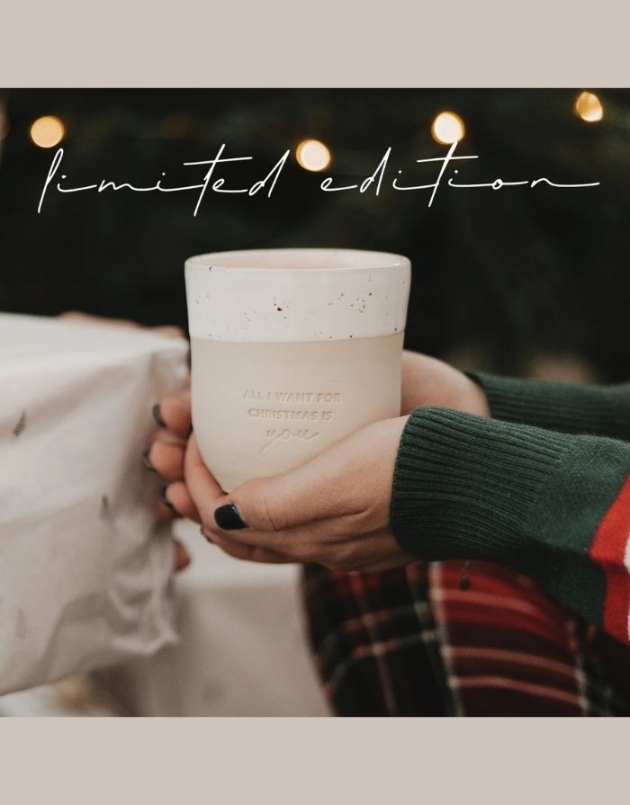 Becher Limited Edition All I Want for Christmas von Eulenschnitt aus handgefertigtem Steingut mit Schriftzug „All I want for Christmas is you“, 8,5 × 9,5 cm, ca. 320 ml, spülmaschinenfest und mikrowellengeeignet.