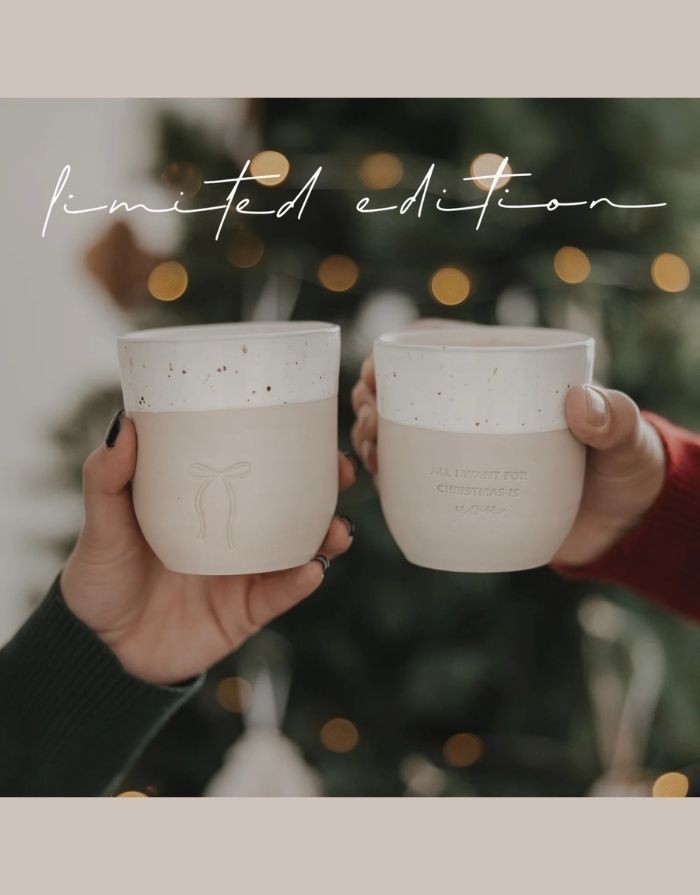 Becher Limited Edition All I Want for Christmas von Eulenschnitt aus handgefertigtem Steingut mit Schriftzug „All I want for Christmas is you“, 8,5 × 9,5 cm, ca. 320 ml, spülmaschinenfest und mikrowellengeeignet.