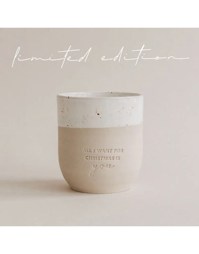 Becher Limited Edition All I Want for Christmas von Eulenschnitt aus handgefertigtem Steingut mit Schriftzug „All I want for Christmas is you“, 8,5 × 9,5 cm, ca. 320 ml, spülmaschinenfest und mikrowellengeeignet.