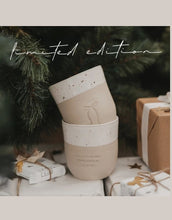 Laden Sie das Bild in den Galerie-Viewer, Becher Limited Edition Schleife von Eulenschnitt aus handgefertigtem Steingut mit festlichem Schleifen-Motiv, 8,5 × 9,5 cm, ca. 320 ml, spülmaschinenfest und mikrowellengeeignet.
