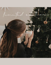 Laden Sie das Bild in den Galerie-Viewer, Becher Limited Edition Schleife von Eulenschnitt aus handgefertigtem Steingut mit festlichem Schleifen-Motiv, 8,5 × 9,5 cm, ca. 320 ml, spülmaschinenfest und mikrowellengeeignet.
