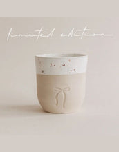 Laden Sie das Bild in den Galerie-Viewer, Becher Limited Edition Schleife von Eulenschnitt aus handgefertigtem Steingut mit festlichem Schleifen-Motiv, 8,5 × 9,5 cm, ca. 320 ml, spülmaschinenfest und mikrowellengeeignet.
